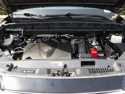 Used 2021 Toyota Highlander XLE AWD/4WD image 13
