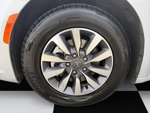 Used 2024 Chrysler Pacifica Limited FWD image 14