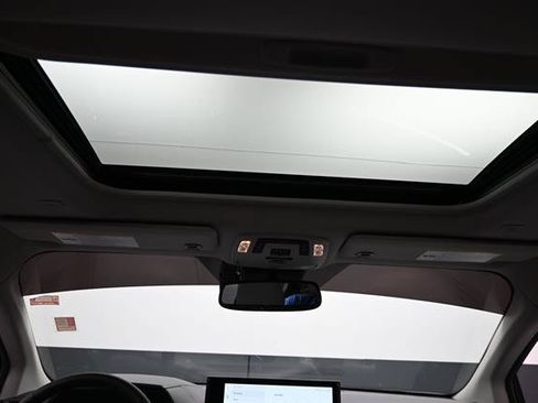 Used 2025 Toyota Sienna XLE FWD image 15