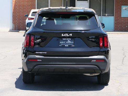Used 2023 Kia Sorento LX FWD image 5