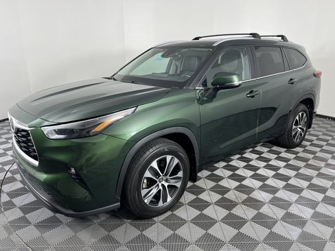 Used 2023 Toyota Highlander XLE AWD/4WD image 8