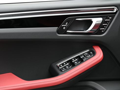 Used 2025 Porsche Macan image 36