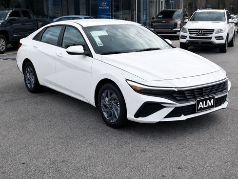 New 2026 Hyundai Elantra Hybrid FWD image 3