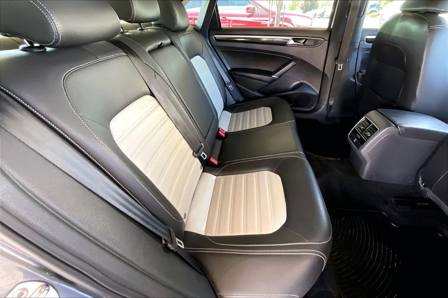 Used 2018 Volkswagen Passat 3.6 FWD image 22