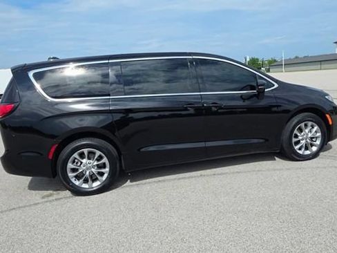 Used 2024 Chrysler Pacifica Touring-L AWD/4WD image 8