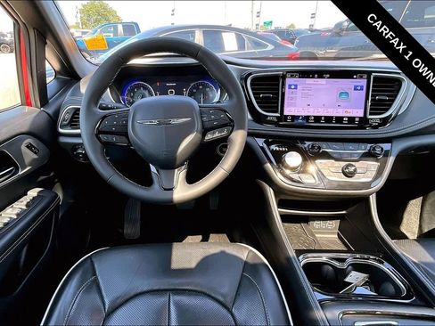 Used 2025 Chrysler Pacifica Limited FWD image 11