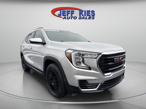 Used 2022 GMC Terrain SLE w/ Driver Convenience Package image 3