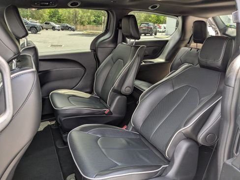 Used 2025 Chrysler Pacifica Premium FWD image 13