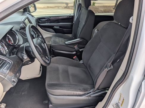 Used 2019 Dodge Grand Caravan SE FWD image 2