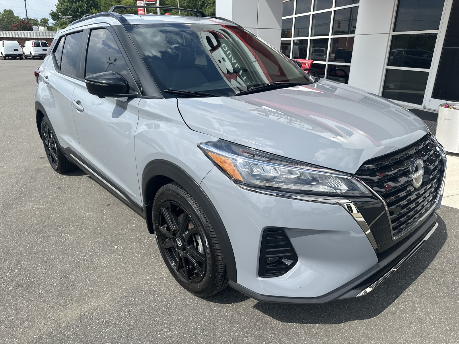 Used 2024 Nissan Kicks SR w/ SR Premium Package FWD image 2