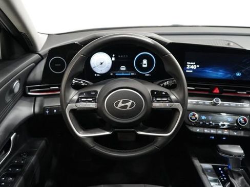 Used 2025 Hyundai Elantra SEL image 14