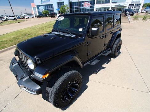 Used 2019 Jeep Wrangler Unlimited Sahara w/ Dual Top Group AWD/4WD image 20