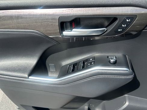 Used 2023 Toyota Highlander Limited AWD/4WD image 11