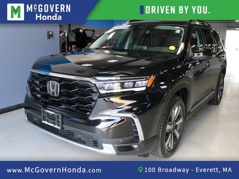 Used 2025 Honda Pilot Touring image 1
