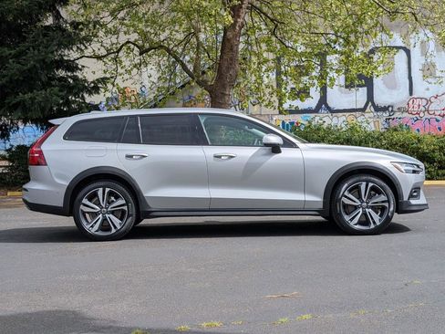 Used 2025 Volvo V60 B5 Cross Country Plus AWD/4WD image 8