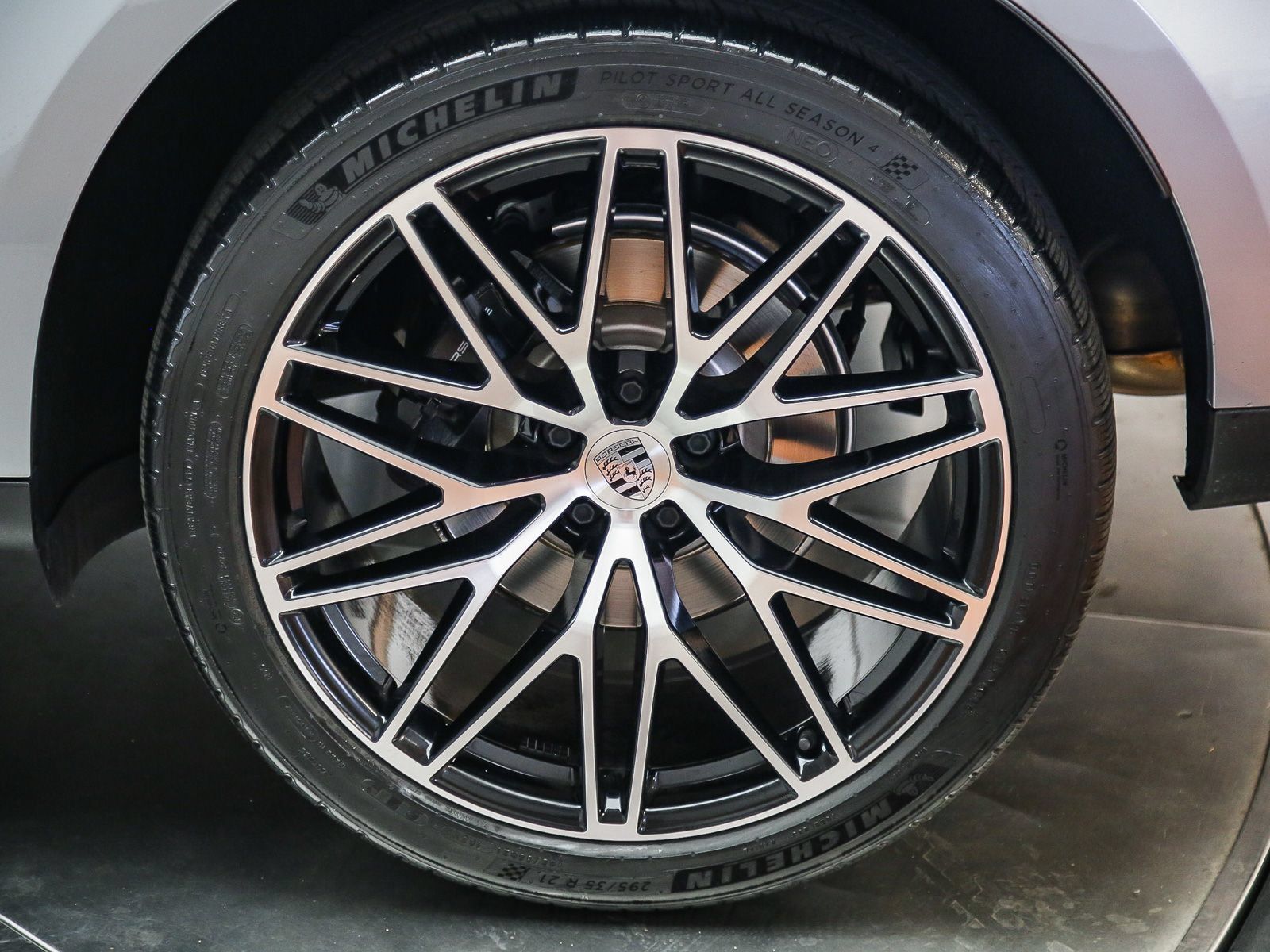 Certified 2025 Porsche Macan AWD/4WD image 14
