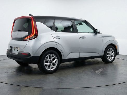 Used 2025 Kia Soul LX w/ LX Technology Package image 9
