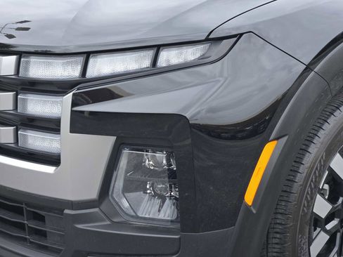 Certified 2025 Hyundai Santa Cruz SE image 9