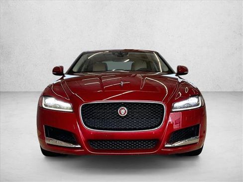 Used 2018 Jaguar XF Premium RWD image 3