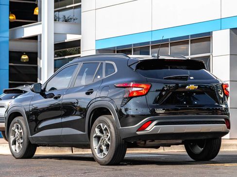 Used 2024 Chevrolet Trax LT w/ LT Convenience Package FWD image 3