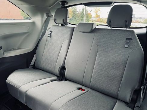 Used 2021 Toyota Sienna LE image 29