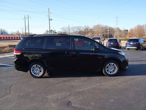 Used 2011 Toyota Sienna XLE image 14