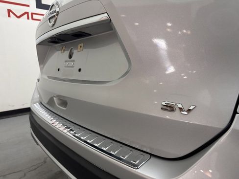 Used 2017 Nissan Rogue SV w/ SV Family Package image 10