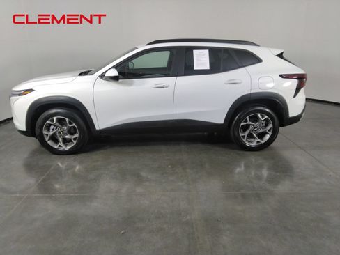 Used 2025 Chevrolet Trax LT w/ LT Convenience Package FWD image 9