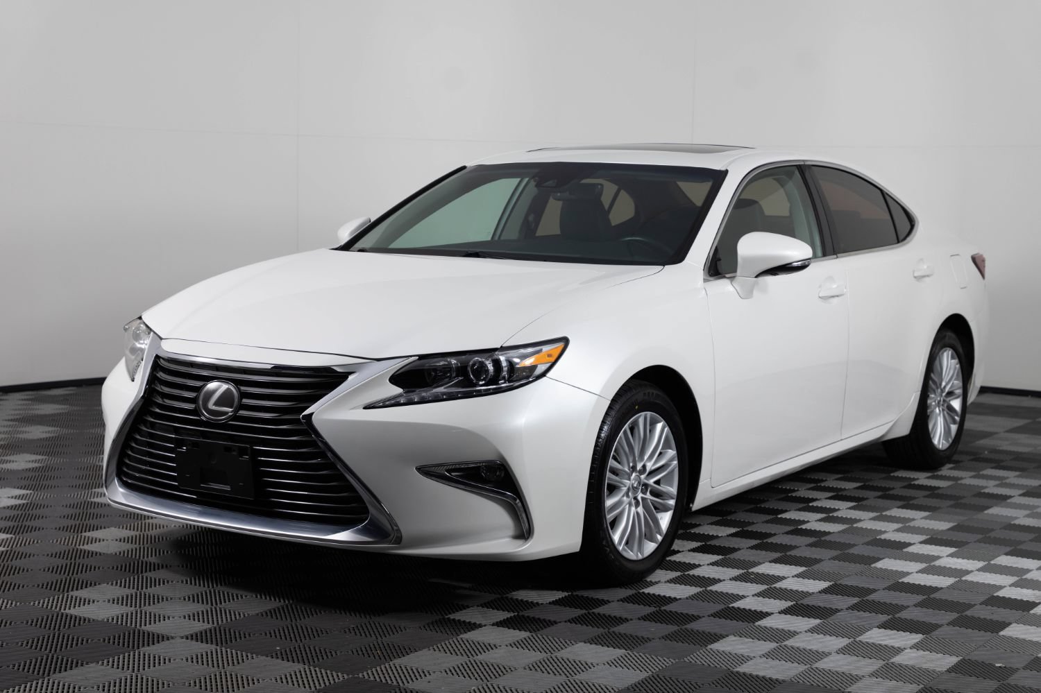 Used 2017 Lexus ES 350 w/ Accessory Package FWD image 2