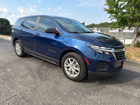 Used 2022 Chevrolet Equinox LS FWD image 3
