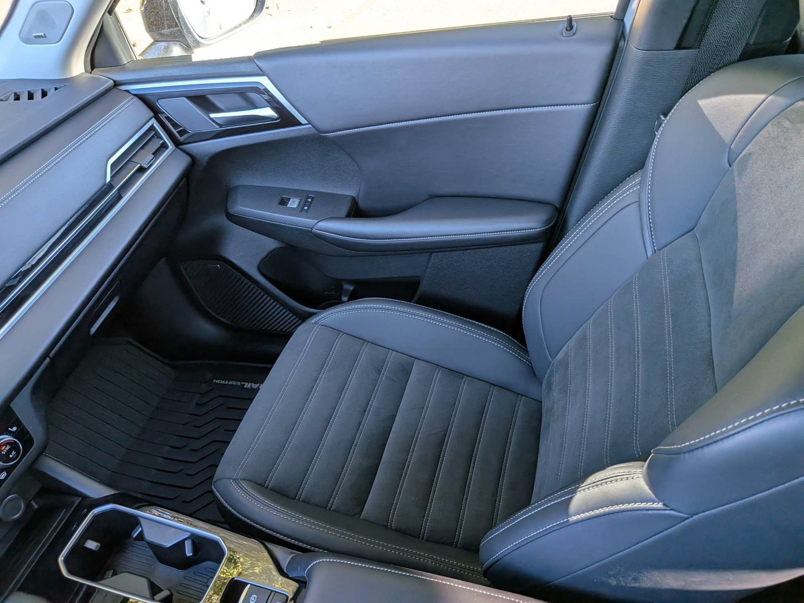 Used 2025 Mitsubishi Outlander AWD image 16