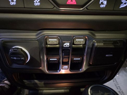 Used 2019 Jeep Wrangler Unlimited Sahara image 39