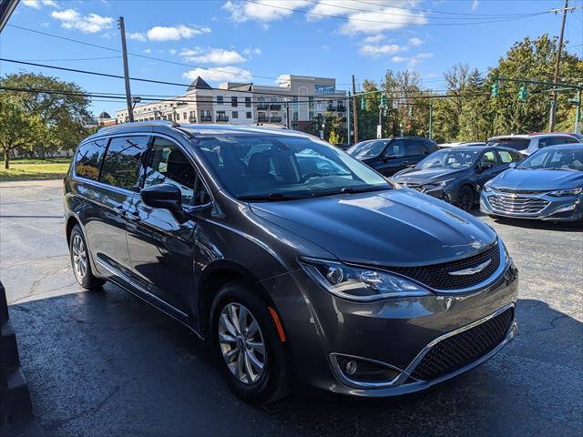 Used 2018 Chrysler Pacifica Touring-L FWD image 5