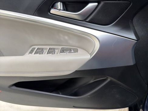 Used 2023 Genesis G70 2.0T image 13