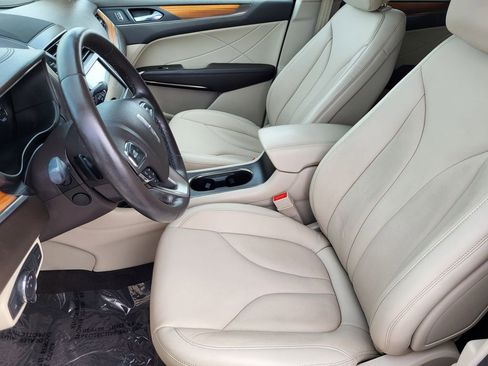 Used 2019 Lincoln MKC Select w/ Select Plus Package AWD/4WD image 4