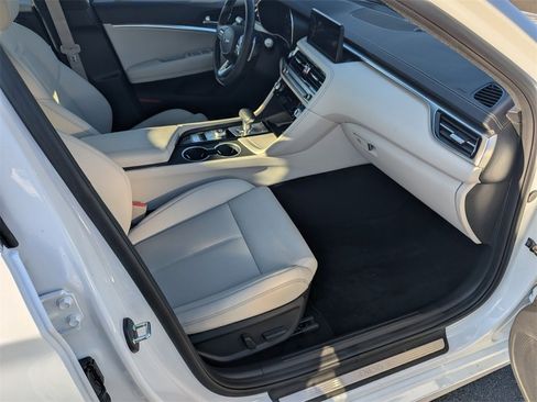 Used 2025 Genesis G70 2.5T image 12