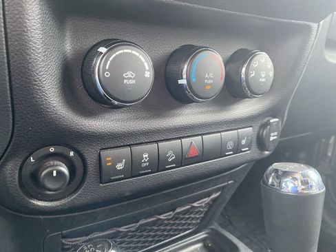 Used 2018 Jeep Wrangler Unlimited Sahara image 12