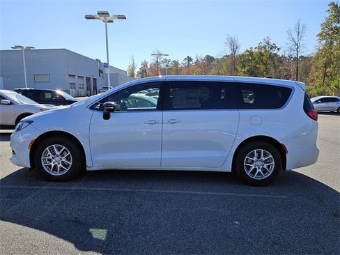 Used 2025 Chrysler Voyager LX image 5