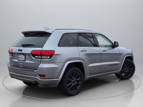 Used 2017 Jeep Grand Cherokee Altitude image 8