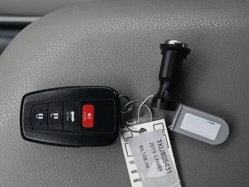 Used 2019 Toyota Camry L image 9