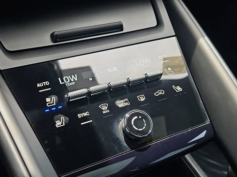 Certified 2025 Porsche Macan 4S Electric AWD/4WD image 21