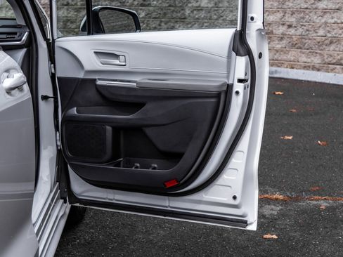 Used 2025 Toyota Sienna LE image 15