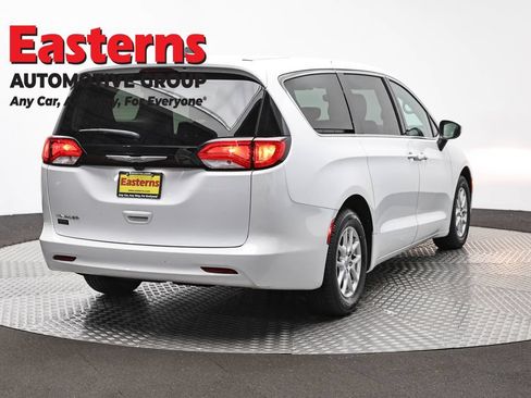 Used 2023 Chrysler Voyager LX FWD image 4