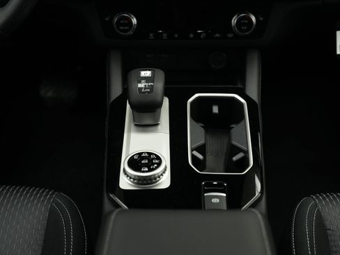 Used 2025 Mitsubishi Outlander ES image 25