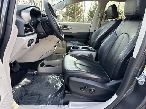 Used 2022 Chrysler Pacifica Touring-L image 30