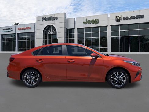 Used 2022 Kia Forte LXS w/ LXS Technology Package FWD image 2
