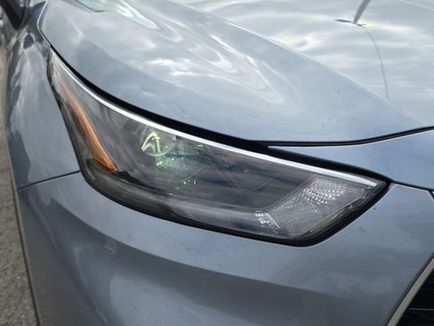 Used 2021 Toyota Highlander XLE image 7