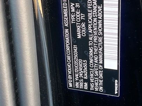 Used 2025 Volvo XC40 B5 Plus image 28