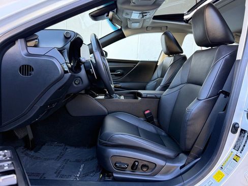 Certified 2025 Lexus ES 300h w/ Premium Package image 16