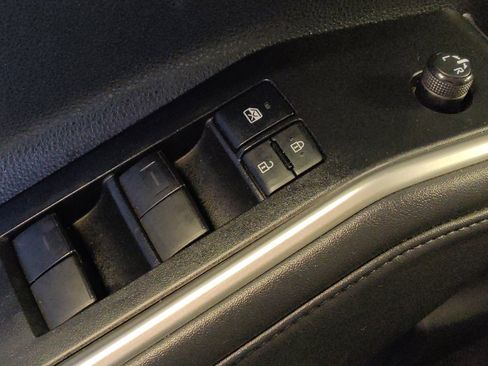 Used 2021 Toyota Highlander XLE FWD image 27